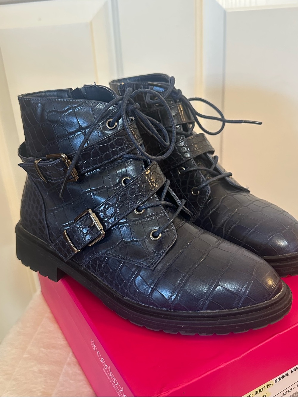 ShoeDazzle Donna Navy Croc Embossed Combat Boots NWOT Size 8 - Picture 4 of 8